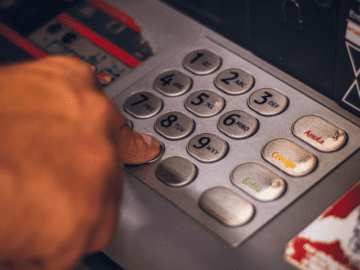 Средняя сумма снятия наличных в банкоматах составила почти 33 тысячи