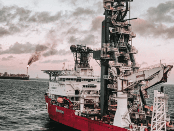 В Красном море горит химический танкер