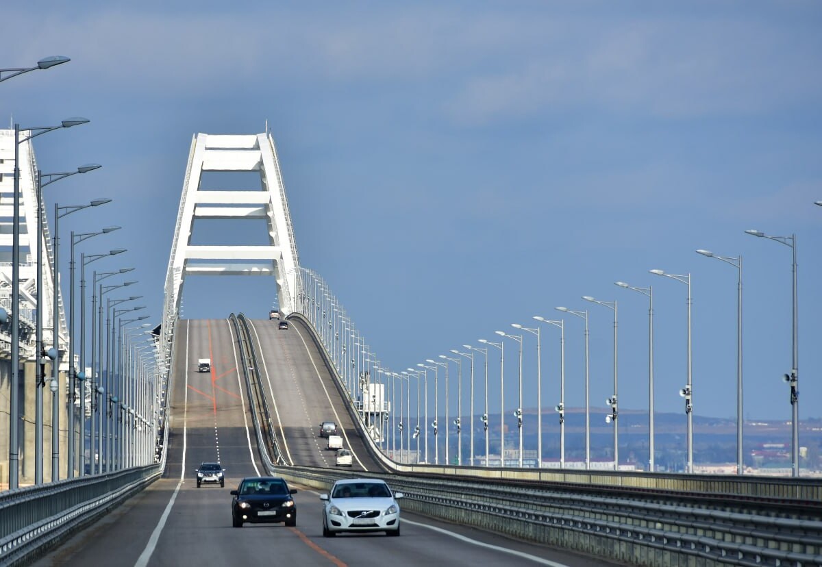 Грузовики пока не будут пускать на Крымский мост