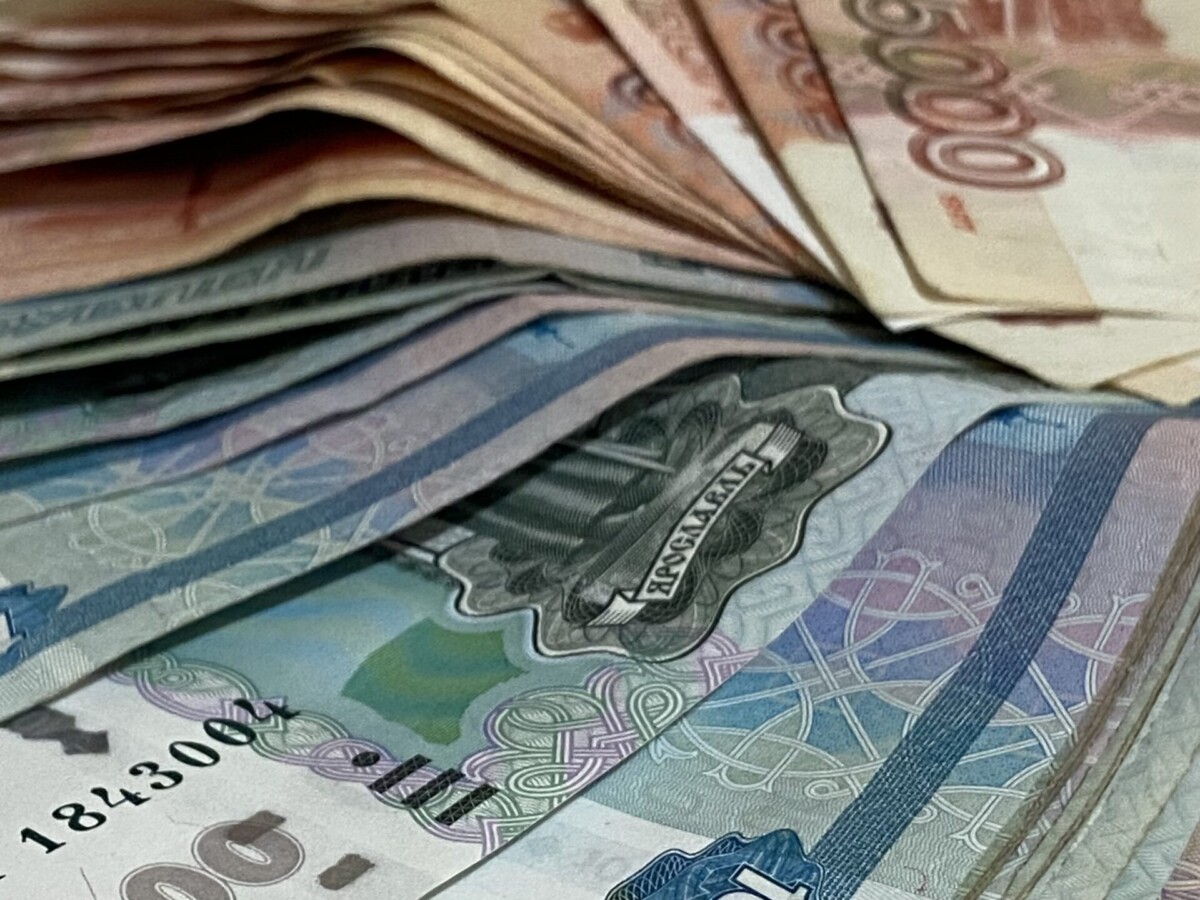 Эксперт: Рубль стал укрепляться после падения до 100 единиц за доллар благодаря повышению ключевой ставки