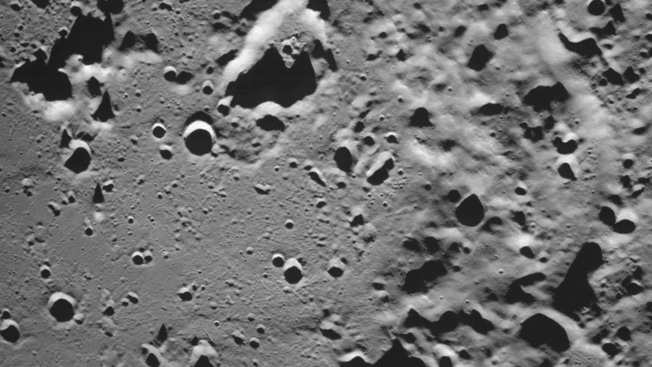 Российская межпланетная станция передала первую фотографию лунной поверхности
