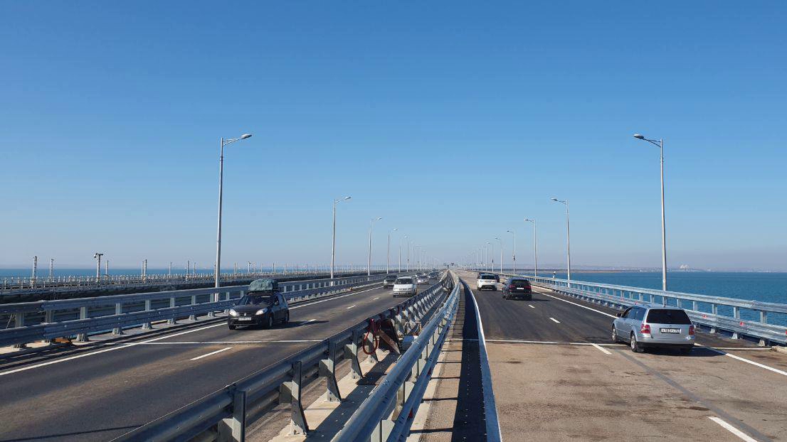 Запущено движение по всем полосам Крымского моста﻿