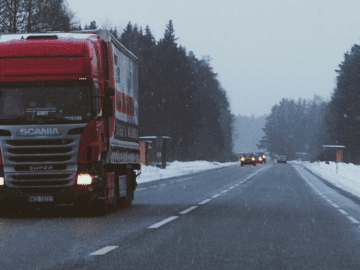 Срок выдачи спецразрешений для движения грузовиков сократили до трёх часов